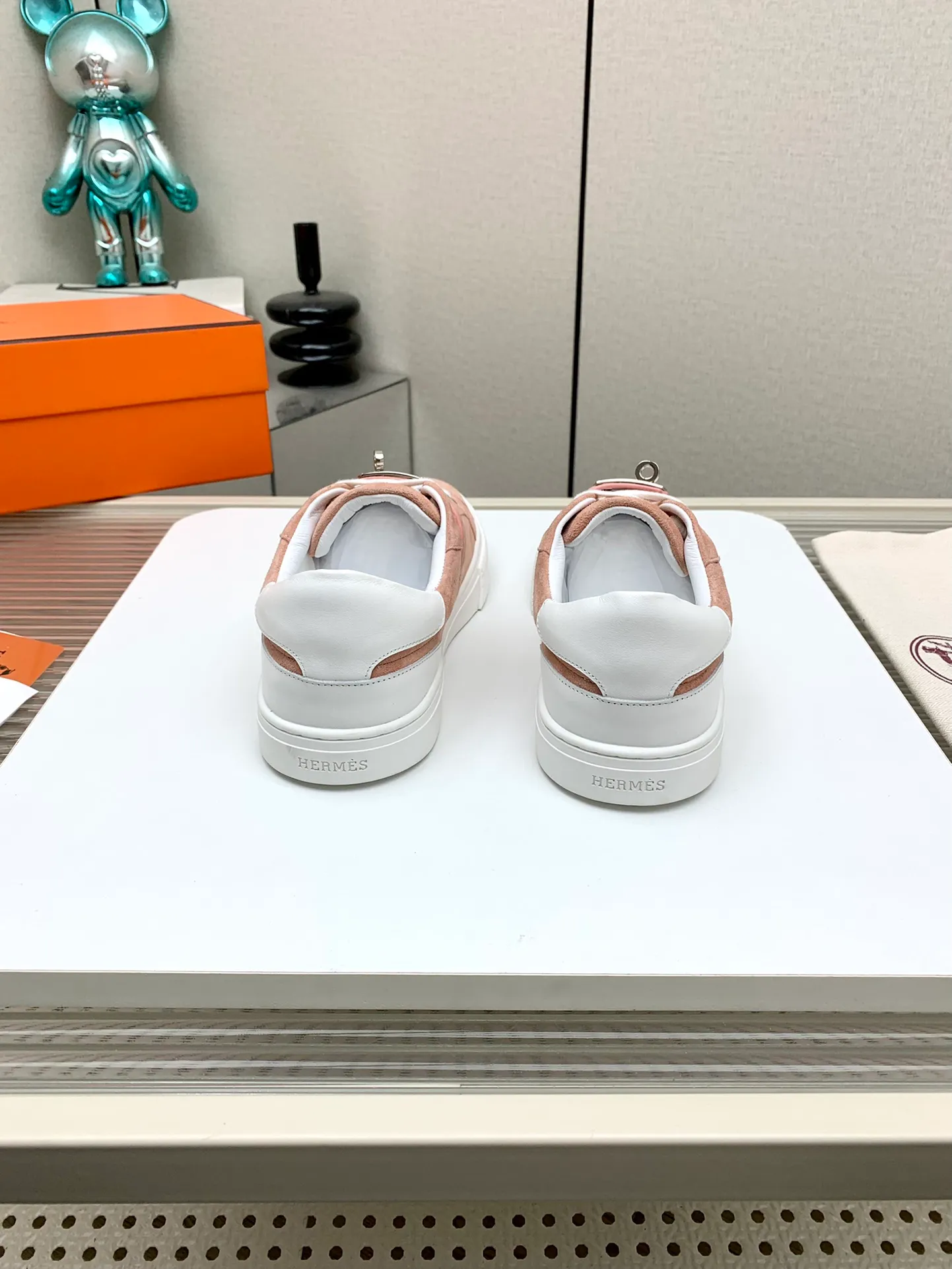 👟👟Ex-factory price 660👟👟 Men's style ➕10 (high version) Hermes classic couple model #𝐊𝐞𝐥𝐥𝐲 buckle casual white skate shoes, which will not conflict with shoes at all. Full of unknowns, Hermès rarely produces flat casual shoes and they are paired with classic palladium-plated Kelly shoe buckles! You'll fall in love with it at first sight. It's super versatile and can be worn with any skirt or pants. 🉑️Looking in with your eyes closed, it looks super noble. Fabric: Specific cowhide/canvas material. Lining: Sheepskin lining. Outsole: Original molded TPU outsole. Size: 35-45.